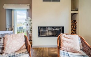 TV, books - Longère de caractère, calme et grand confort (Pluneret)