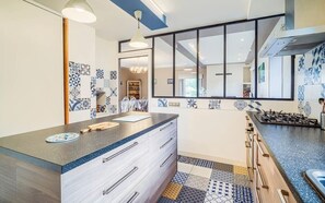 Fridge, microwave, oven, stovetop - Longère de caractère, calme et grand confort (Pluneret)