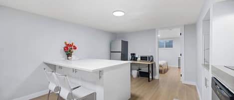 Fridge, microwave, stovetop, dishwasher