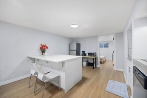 Kühlschrank, Mikrowelle, Herdplatte, Geschirrspüler