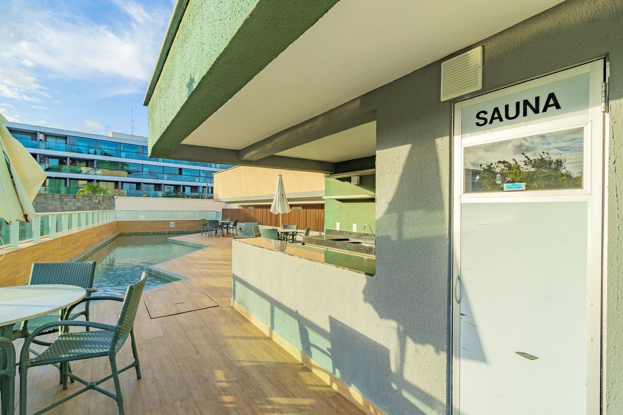 Zona de spa con piscina, asientos y cartel de sauna.