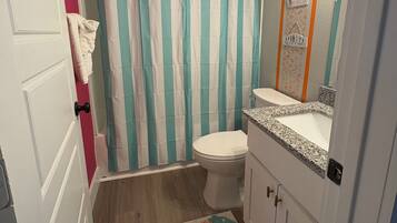 Serviettes fournies, savon, papier toilette