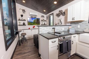 Frigorífico, microondas, horno y placa de cocina