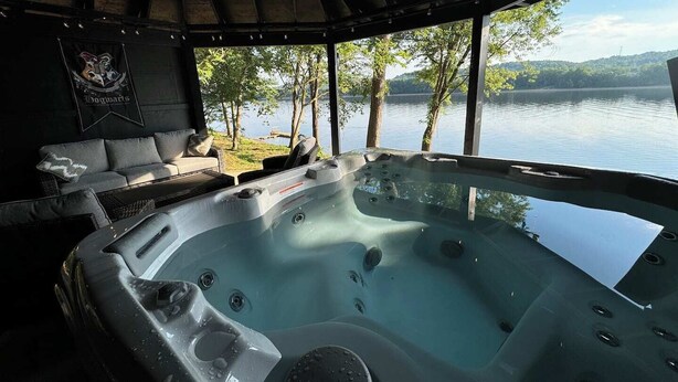 Outdoor spa tub - Hagrid's Hut - Harry Potter Riverfront Experience (New Richmond)