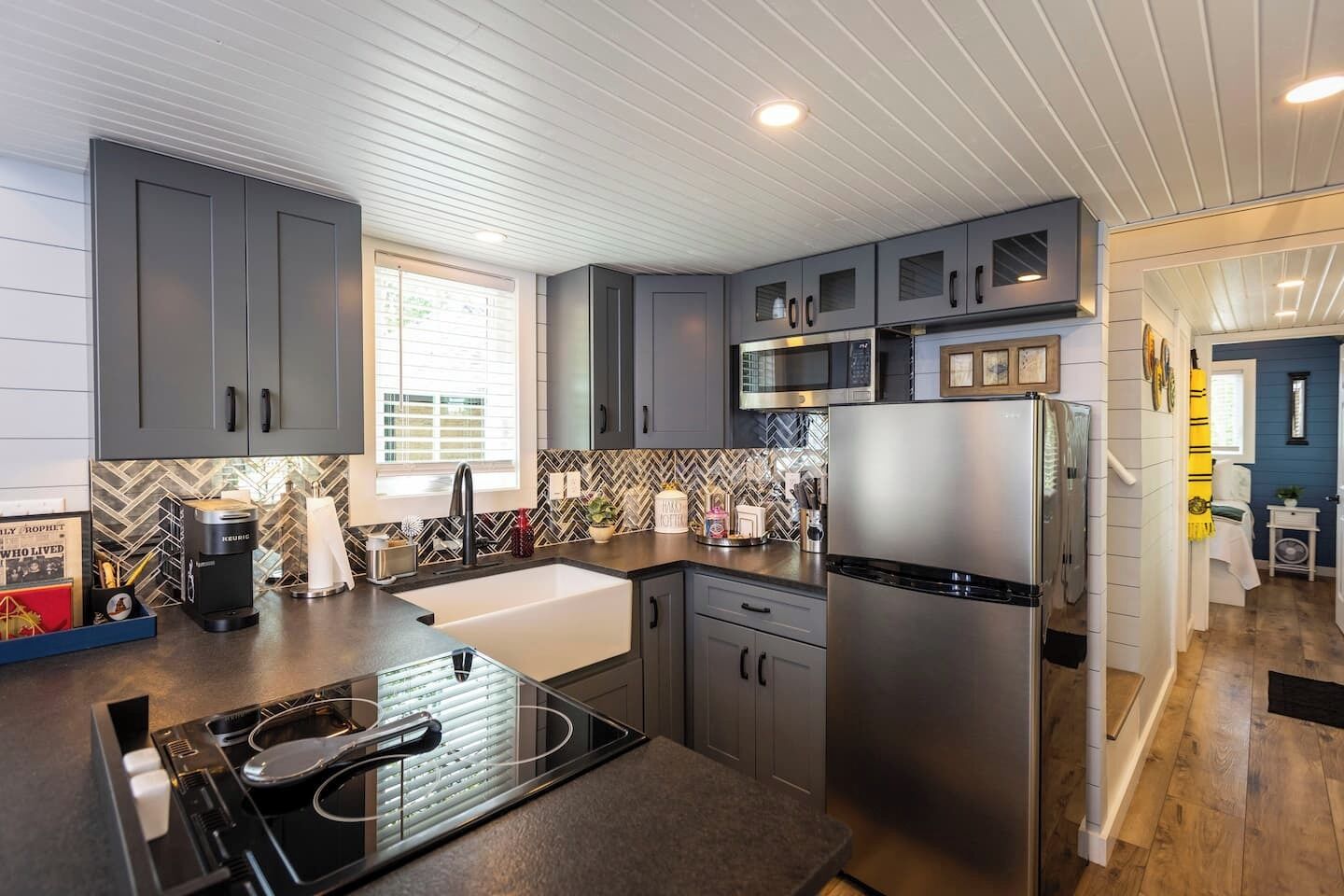 Kühlschrank, Mikrowelle, Ofen, Herdplatte