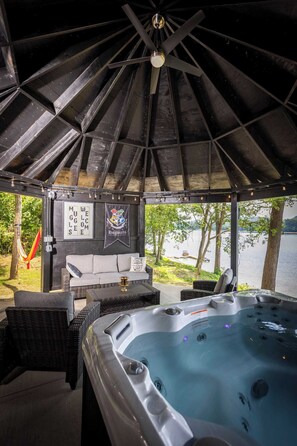 Terrace/patio - Hagrid's Hut - Harry Potter Riverfront Experience (New Richmond)