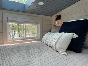 Tabla de planchar con plancha, wifi gratis, ropa de cama