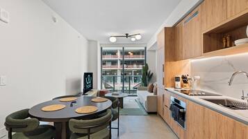 Apartment, 1 Bedroom, City View | Ruang makan