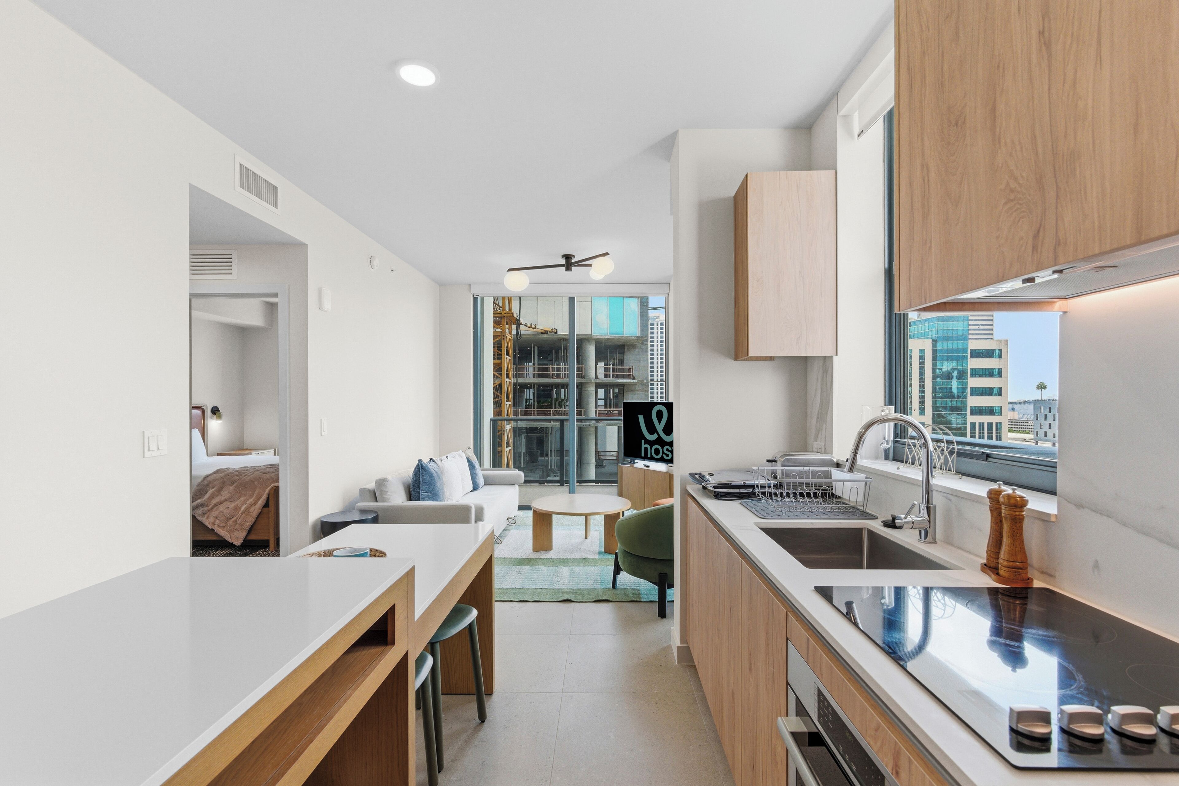 Departamento Confort, vista a la ciudad | Cocina privada | Refrigerador, microondas, horno y cafetera y tetera 