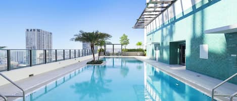 Una piscina al aire libre