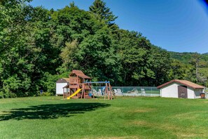 Children’s area - 3 Bed Room Townhouse in Resort. Walk to STORY LAND, SKI, and GOLF Resort! 5 Star (Bartlett)
