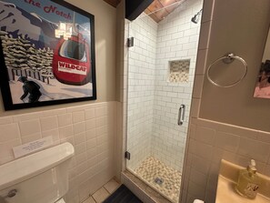 Shower, hair dryer, towels, soap - 3 Bed Room Townhouse in Resort. Walk to STORY LAND, SKI, and GOLF Resort! 5 Star (Bartlett)