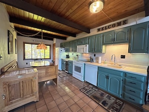 Coffee/tea maker, fridge, microwave, oven - 3 Bed Room Townhouse in Resort. Walk to STORY LAND, SKI, and GOLF Resort! 5 Star (Bartlett)