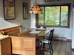 Dining - 3 Bed Room Townhouse in Resort. Walk to STORY LAND, SKI, and GOLF Resort! 5 Star (Bartlett)