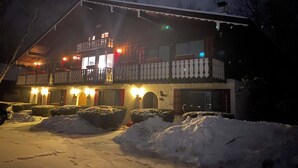 A two-story building with a balcony, snow-covered ground, and a car parked in front. - 3 Bed Room Townhouse in Resort. Walk to STORY LAND, SKI, and GOLF Resort! 5 Star (Bartlett)