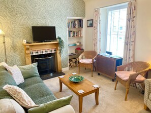 TV, fireplace - Cosy Victorian 2 bedroom flat. Near centre & riverside walks along the Tweed. (Peebles)