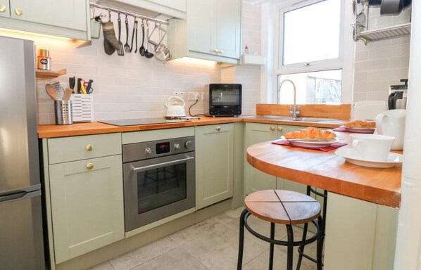 Coffee/tea maker, fridge, microwave, oven - Cosy Victorian 2 bedroom flat. Near centre & riverside walks along the Tweed. (Peebles)