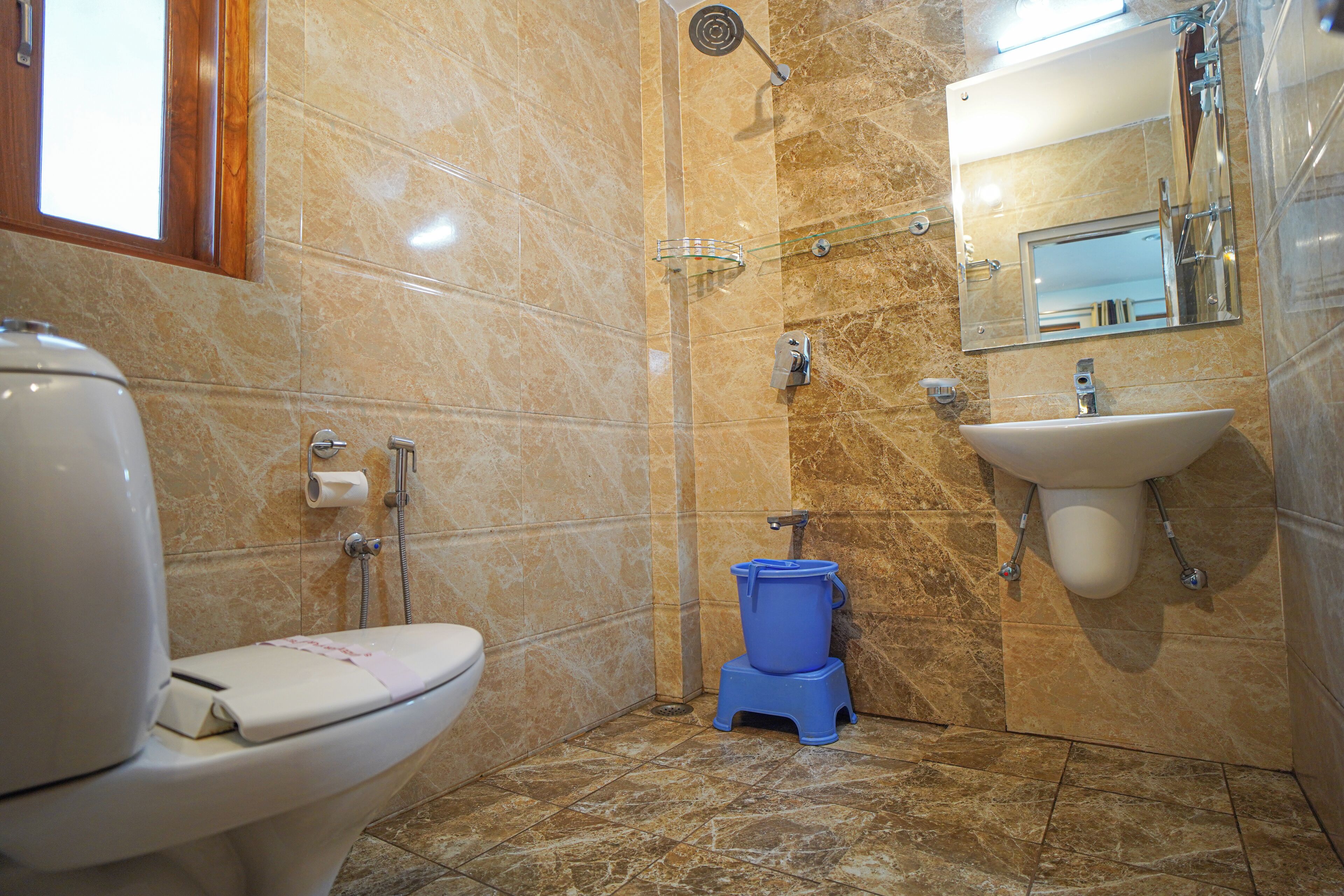 Ducha, artículos de tocador gratuitos, toallas, jabón