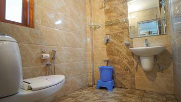 Rom – deluxe | Bad | Dusj, toalettartikler (inkludert), håndklær og såpe