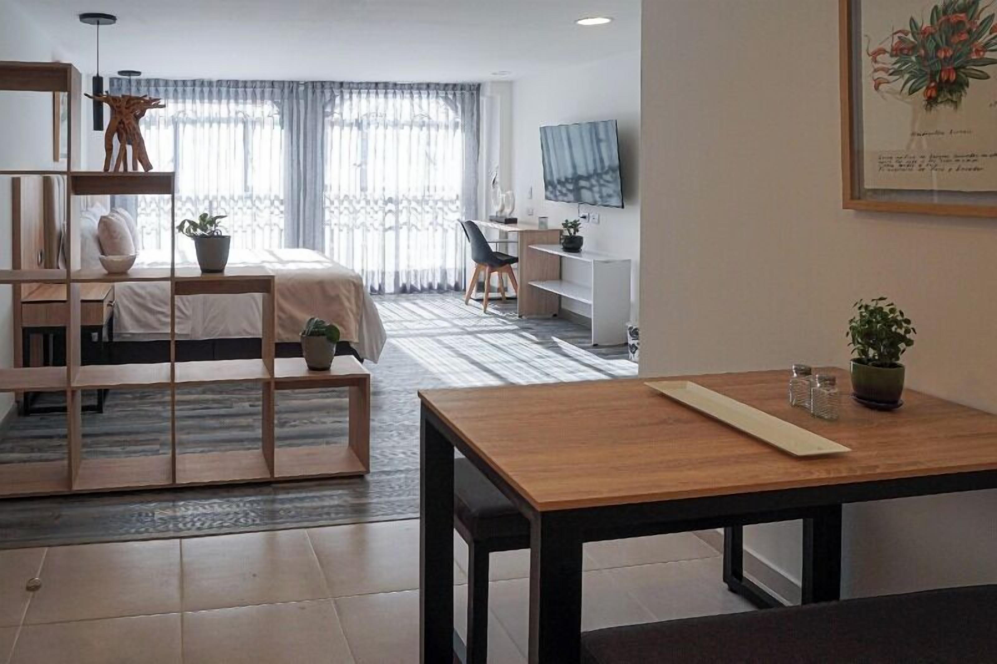 Brankas, tirai kedap cahaya, setrika/meja setrika, dan Wi-Fi gratis