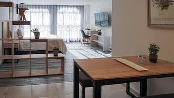 Brankas, tirai kedap cahaya, setrika/meja setrika, dan Wi-Fi gratis