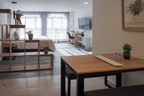 In-room safe, blackout curtains, iron/ironing board, free WiFi - Hotel 86 Suites (Bogotá)