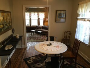 Dining - Cozy retreat in the historic Park-To-Park district of Fort Madison (Fort Madison)