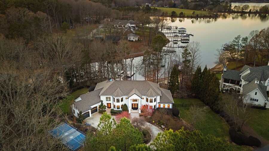 Lion Manor by Avantstay Spacious Lake Norman Home Hot Tub + Tennis Court + Firepit + Deck