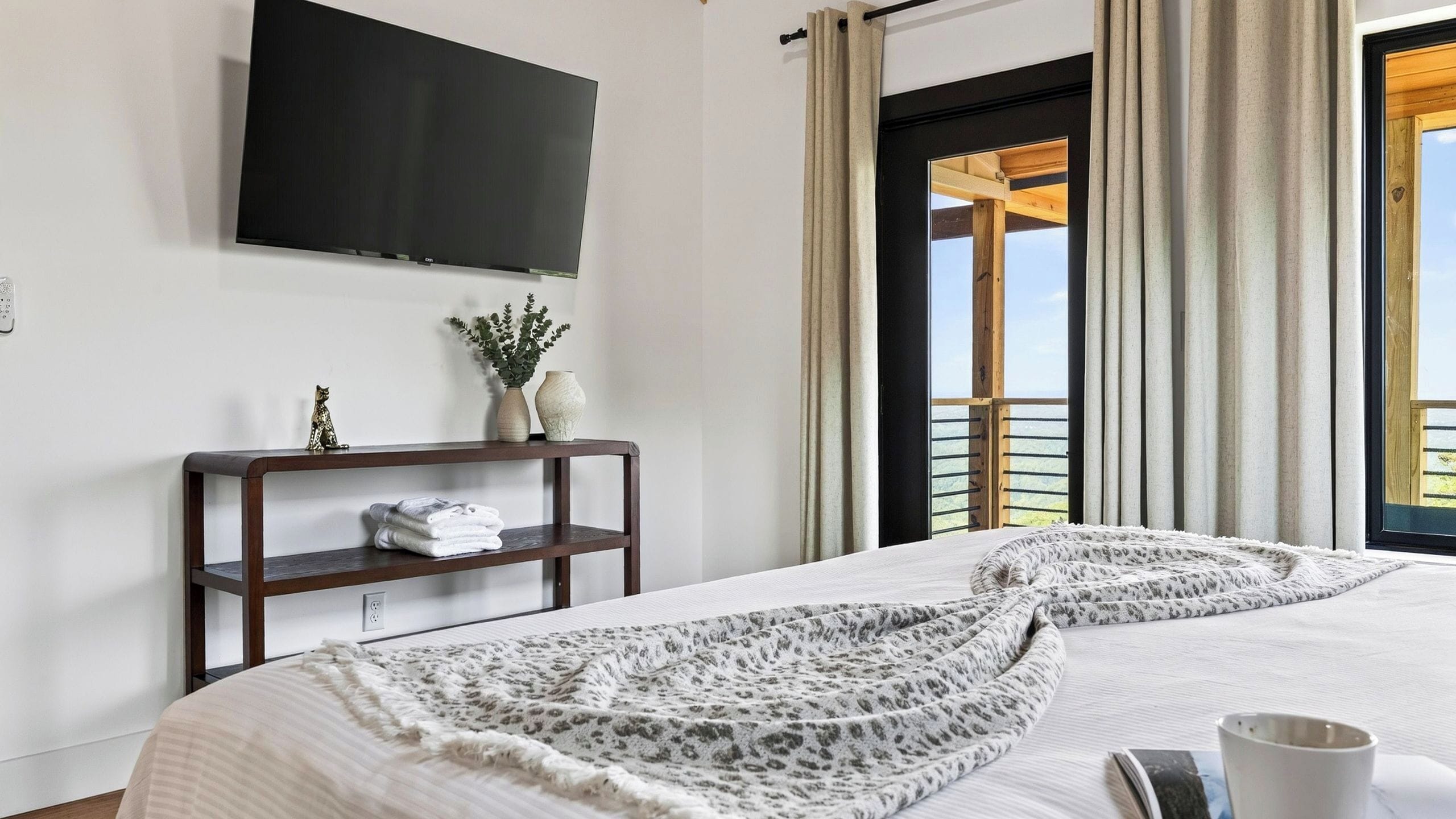 House (5 Bedrooms) | Interior