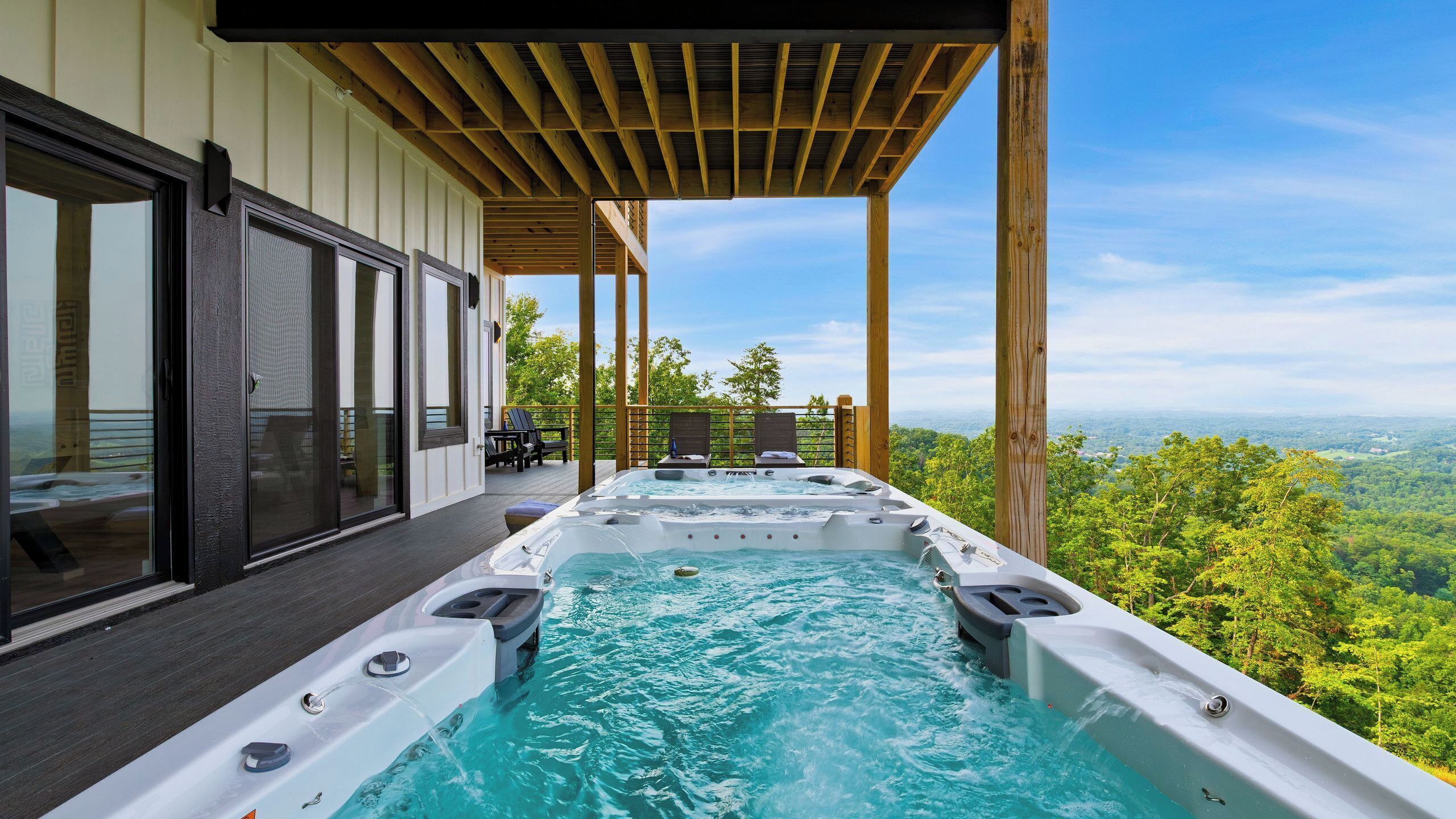 Un jacuzzi con vistas panorámicas a un paisaje boscoso.