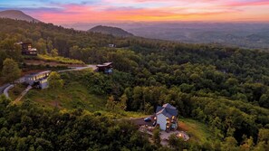 A mountainous landscape with multiple houses surrounded by dense forest. - Modern Smoky Mountain Retreat w/ Hot Tub, Game Room & Movie Theater Heavens View by Avantstay (Pigeon Forge)