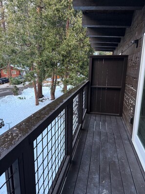 Terrace/patio - Upscale Tahoe Monthly - 10 Min Walk to Beach - Pet Friendly (Kings Beach)