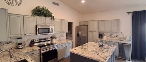 Geladeira, micro-ondas, fogão, cooktop