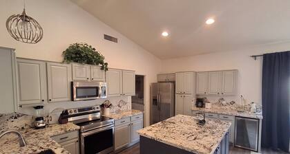 Stunning view, relaxing setting, pet friendly, community pool, near golf courses