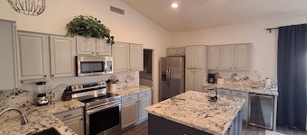 Stunning view, relaxing setting, pet friendly, community pool, near golf courses