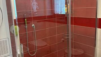 Dusch, hårtork, bidé och handdukar