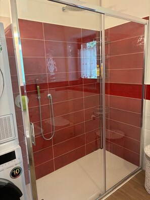 淋浴设施、吹风机、坐浴桶、毛巾