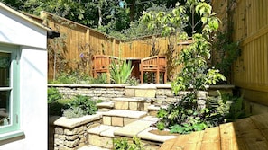 Property grounds - Wellington Cottage - sleeps 4 guests  in 2 bedrooms (Charlbury)