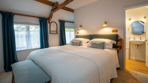 Iron/ironing board, free WiFi, bed sheets - Wellington Cottage - sleeps 4 guests  in 2 bedrooms (Charlbury)