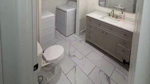 Toallas, jabón, shampoo, papel de baño 