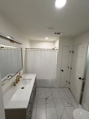 Serviettes fournies, savon, shampoing, papier toilette