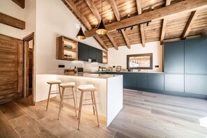 Wasserkocher mit Kaffee-/Teezubehör, Kühlschrank, Mikrowelle, Ofen