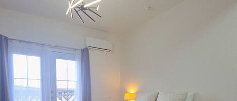 1 habitación, tabla de planchar con plancha, cuna de viaje y wifi