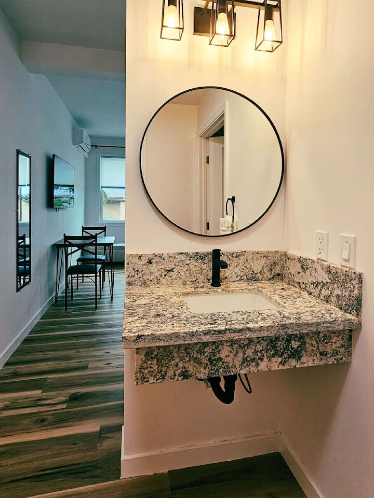 Hiustenkuivaaja, pyyhkeet, sampoo, vessapaperi