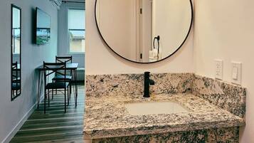 Hiustenkuivaaja, pyyhkeet, sampoo, vessapaperi