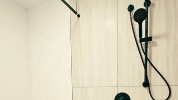 Secador de pelo, toallas, shampoo, papel higiénico