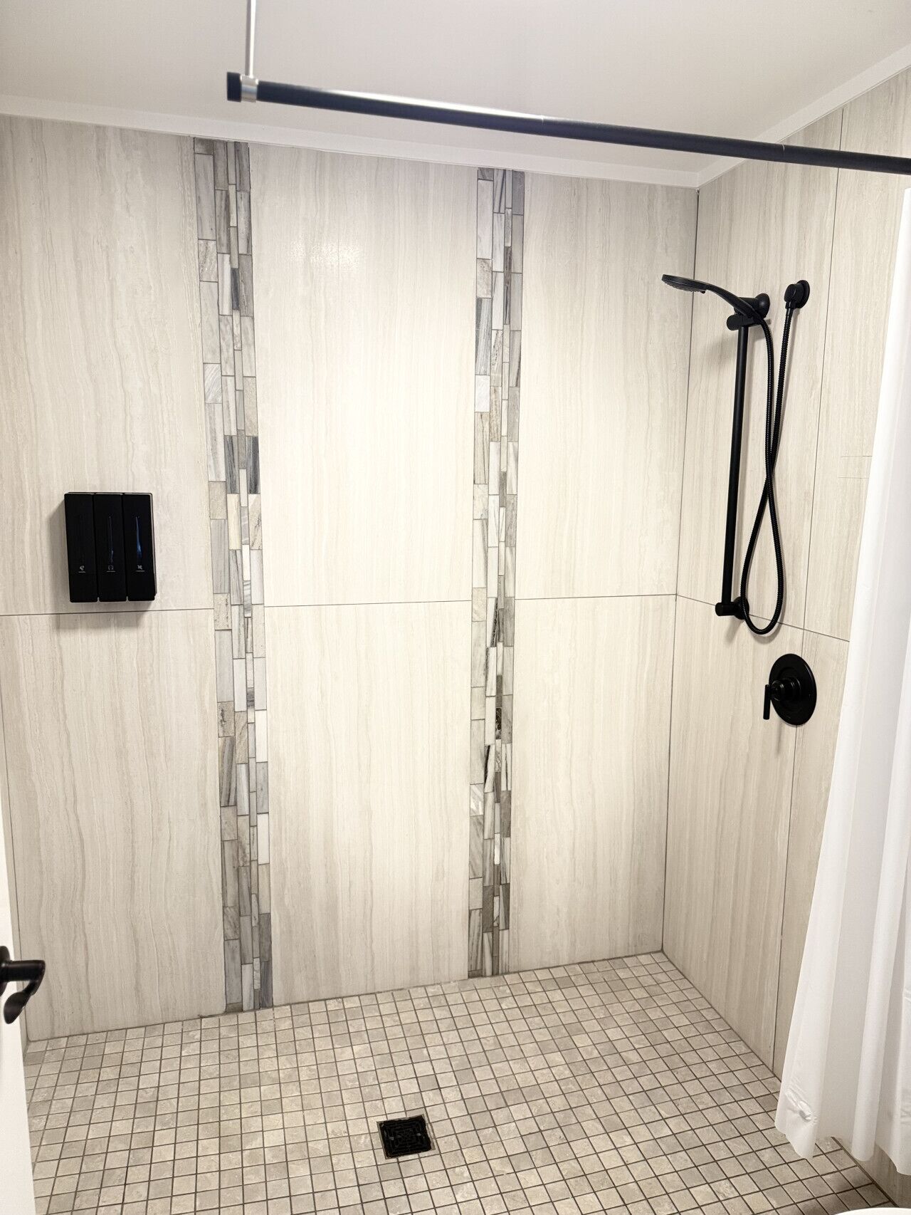 Secador de pelo, toallas, shampoo, papel higiénico