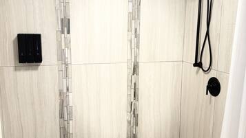 Secador de pelo, toallas, shampoo, papel higiénico