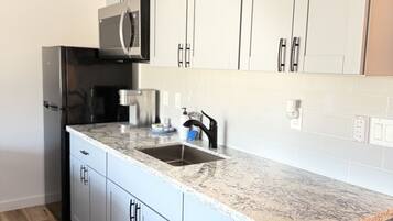 Microondas, cafetera/tetera, tostadora, utensilios de cocina