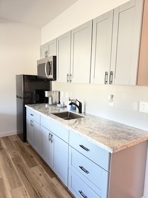 Microondas, cafetera/tetera, tostadora, utensilios de cocina